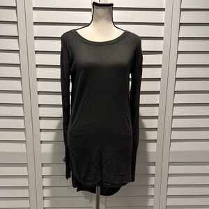 Olive Olivia Green Fitted Tunic Top with front Pockets, very soft.